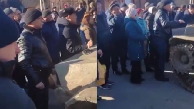 Ανατριχιαστικό βίντεο: Κάτοικοι στο Χάρκοβο στέκονται μπροστά σε ρωσικά άρματα και τραγουδούν τον εθνικό ύμνο (video)