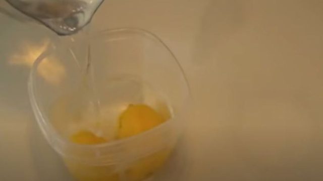 Τοποθετεί ένα μπολ νερό με λεμόνι στον φούρνο μικροκυμάτων… – Θα εκπλαγείτε με αυτό που θα συμβεί! (video)