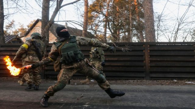 Πόλεμος στην Ουκρανία: Σε lockdown το Κίεβο, ενώ πύραυλοι χτυπούν τη χώρα – Η επιμονή Ζελένσκι για συνάντηση με Πούτιν και οι ανησυχητικές δηλώσεις Μπάιντεν (video)