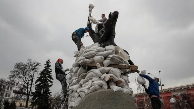 Πόλεμος στην Ουκρανία – Συγκλονιστικό βίντεο: Πώς άλλαξε το Κίεβο από την ρωσική εισβολή και μετά