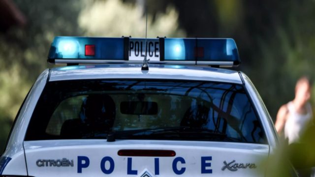 Απίστευτο περιστατικό στη Πάτρα – Μεθυσμένος νεαρός ανέβηκε να χορέψει πάνω σε περιπολικό
