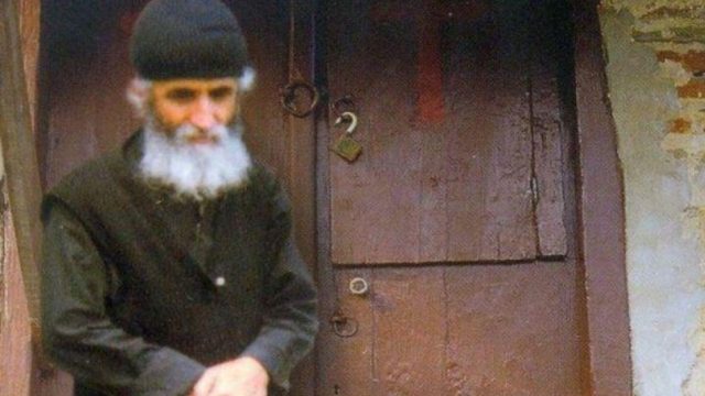 «Ο Γέροντας Παΐσιος ήταν παππούς μου» – Αποκάλυψη από διάσημη τραγουδίστρια!