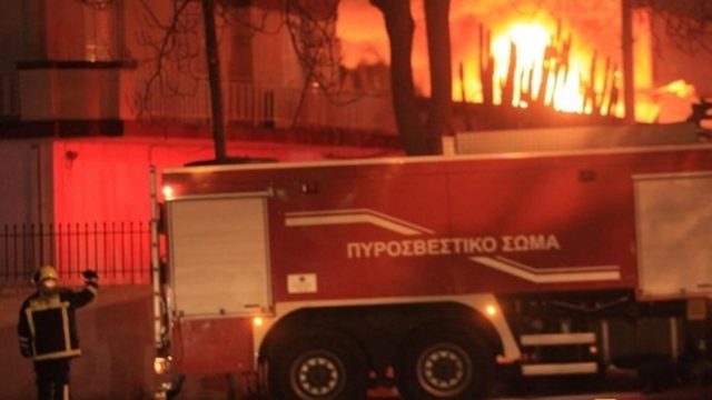 Συναγερμός στην Πυροσβεστική: Φωτιά σε αποθήκη ξυλείας στον Ταύρο
