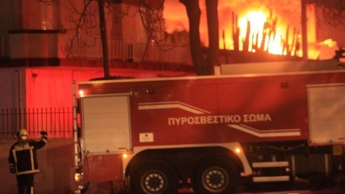 Συναγερμός στην Πυροσβεστική: Φωτιά σε αποθήκη ξυλείας στον Ταύρο