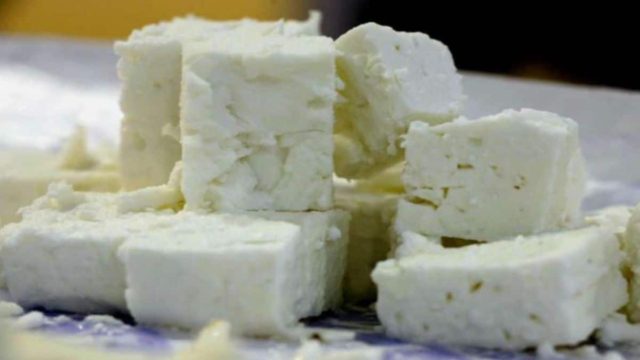 Το τρικ για να μη μουχλιάσει ποτέ ξανά η φέτα στο ψυγείο σας