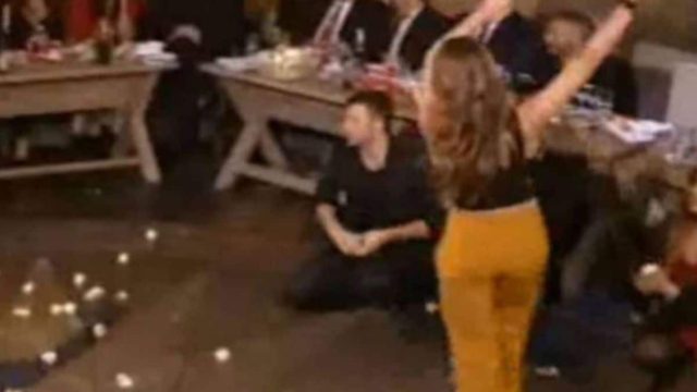 Κούκλα Ελληνίδα ηθοποιός σηκώνεται να χορέψει βαρύ ζεϊμπέκικο – Ραγίσανε “πέτρες”!