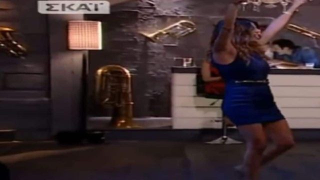 To ζεϊμπέκικο ηθοποιού με «καυτό» στενό φόρεμα που «μάγεψε» (Video)