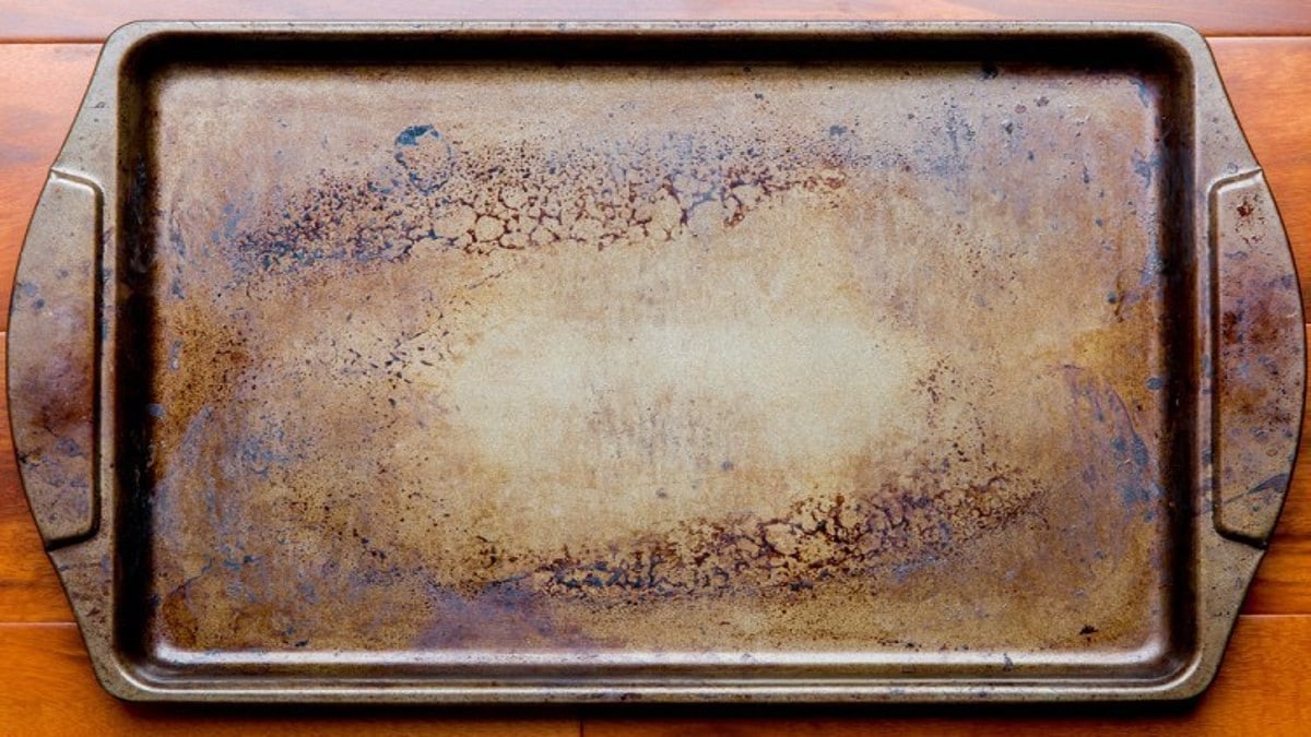Αντικολλητικό ταψί: Το έξυπνο κόλπο για να καθαρίσετε τα λίπη χωρίς γρατζουνιές
