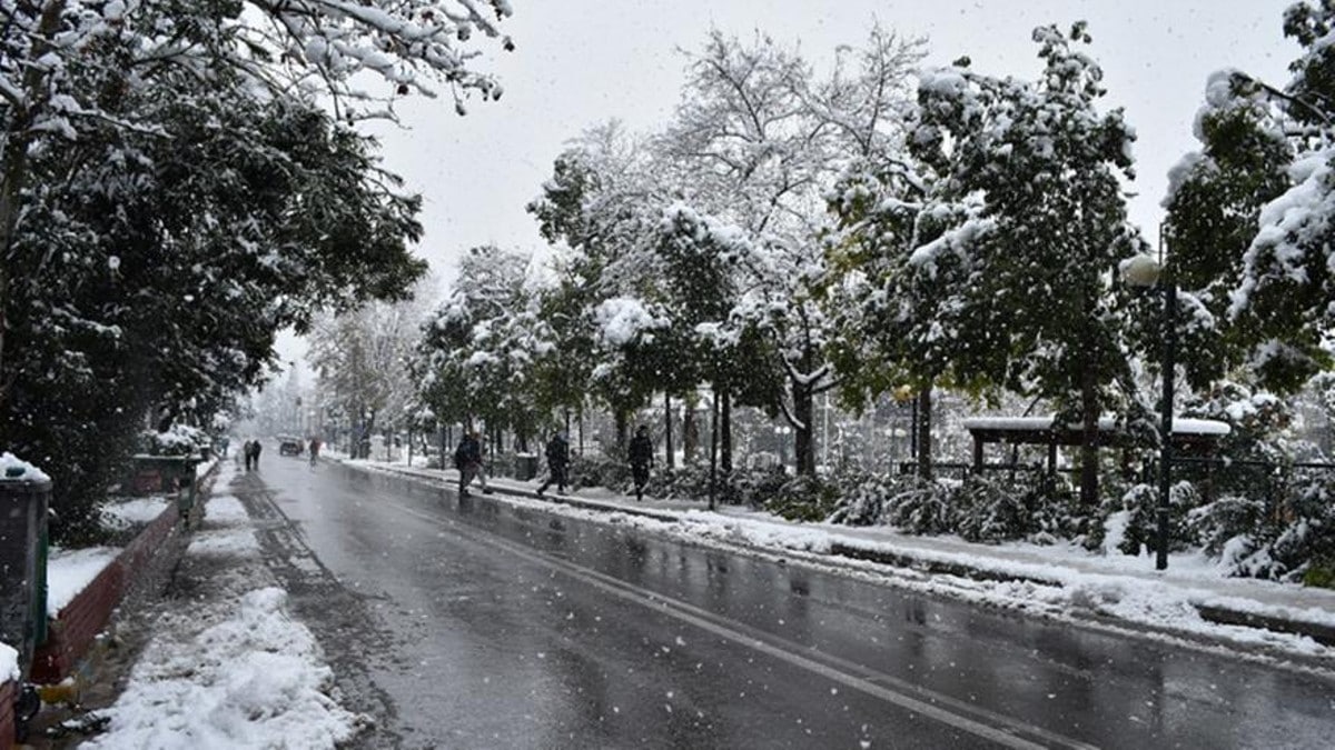 «Στα λευκά» η Αττική – Σε ποιες περιοχές θα χιονίσει σήμερα