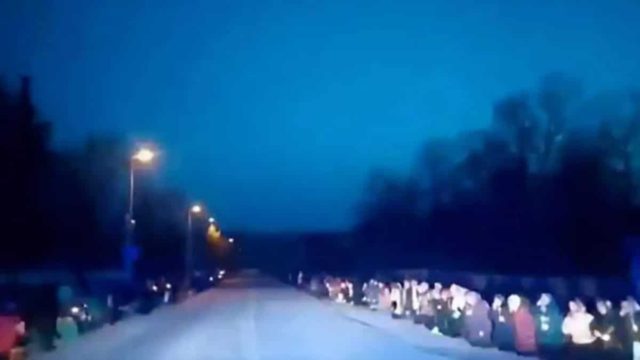 Ανατριχιαστικό βίντεο: Ουκρανοί υποδέχονται γονατιστοί νεκρό στρατιώτη!