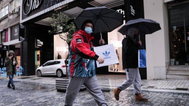 Κορωνοϊός: Σταθερά πάνω από 20.000 τα κρούσματα – Πόσοι ήταν οι θάνατοι και οι διασωληνωμένοι σήμερα (10/3)