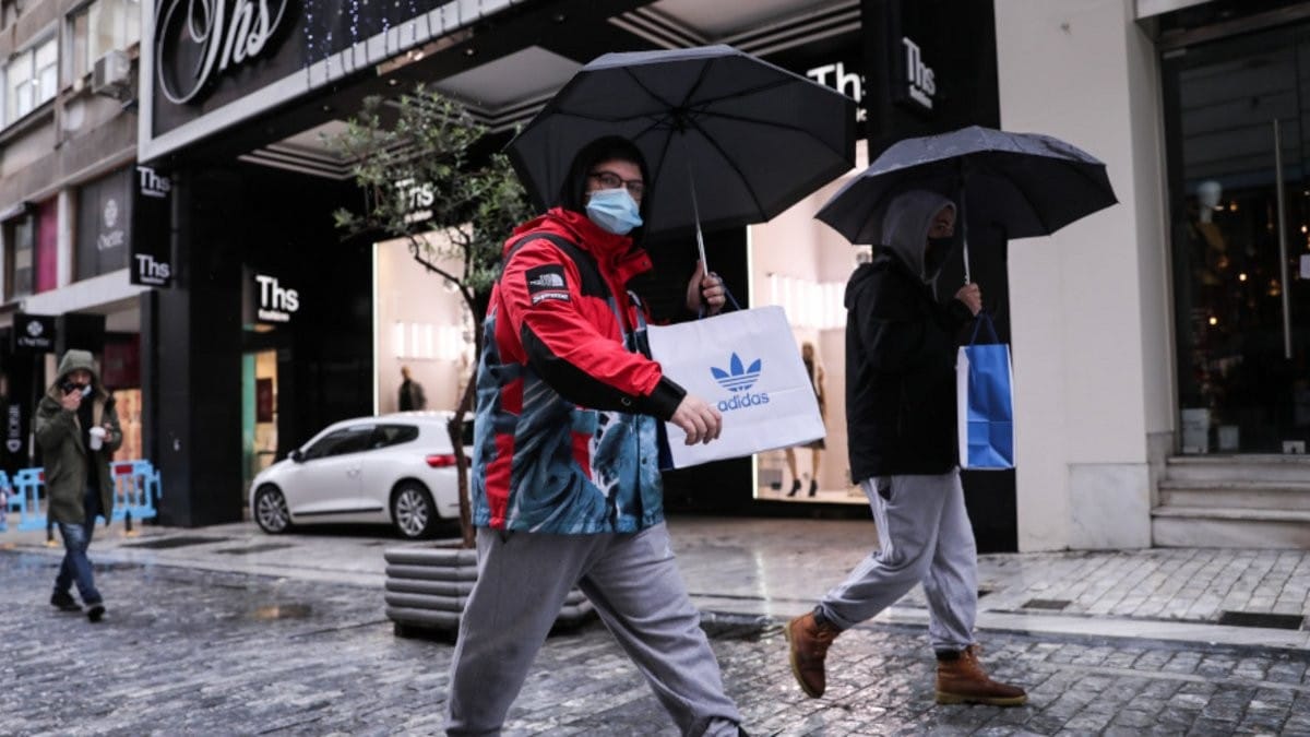 Κορωνοϊός: Σταθερά πάνω από 20.000 τα κρούσματα – Πόσοι ήταν οι θάνατοι και οι διασωληνωμένοι σήμερα (10/3)