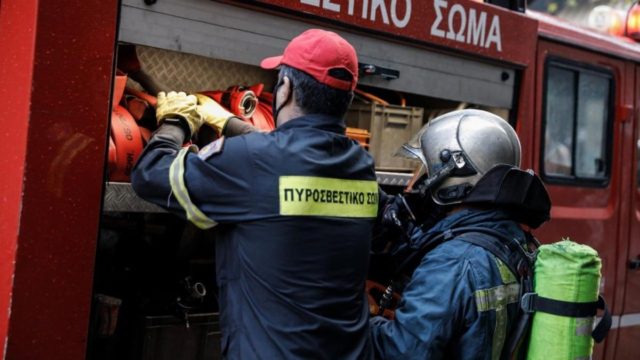 Θρίλερ με την έκρηξη σε εργοστάσιο στα Γρεβενά: «Βρήκαμε κομμάτια από σάρκες» – Τρεις αγνοούμενοι και τραυματίες (video)