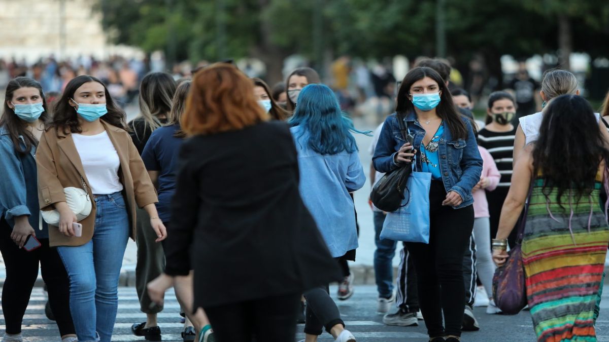 Κορωνοϊός: Τέλος οι μάσκες σε εξωτερικούς χώρους