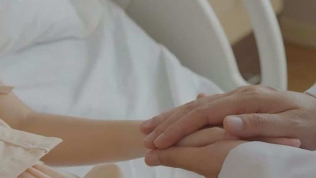 Νεκρά παιδιά στην Πάτρα: Καταγγελία για νέο επεισόδιο σε καφετέρια με τη μητέρα των τριών κοριτσιών (video)