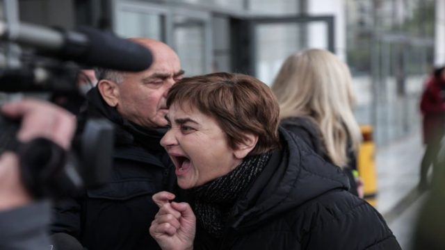 Δίκη Τοπαλούδη – Νέα διακοπή λόγω κορωνοϊoύ: «Ντροπή, θέλετε να μας εξοντώσετε;» – Ξέσπασε η μητέρα του θύματος (video)