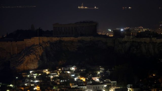 Ώρα της Γης: Για ποιον λόγο θα σβήσουν τα φώτα της Ακρόπολης και του Λευκού Πύργου απόψε (26/3)
