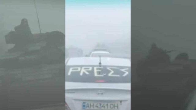 Βίντεο – σοκ: Ρώσοι στρατιώτες σημαδεύουν αυτοκίνητα δημοσιογράφων (video)