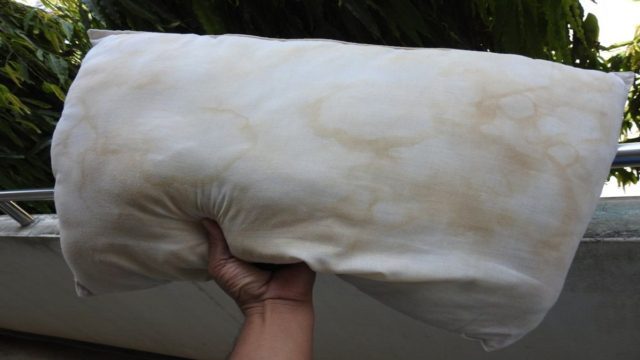 Κιτρινισμένα μαξιλάρια; Έτσι θα τα κάνετε και πάλι ολόλευκα