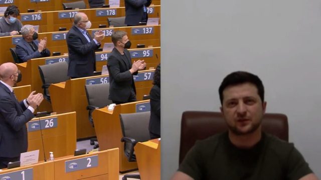 Όρθιο όλο το Ευρωκοινοβούλιο στην ομιλία Ζελένσκι – Χειροκροτούσαν πάνω από 1′