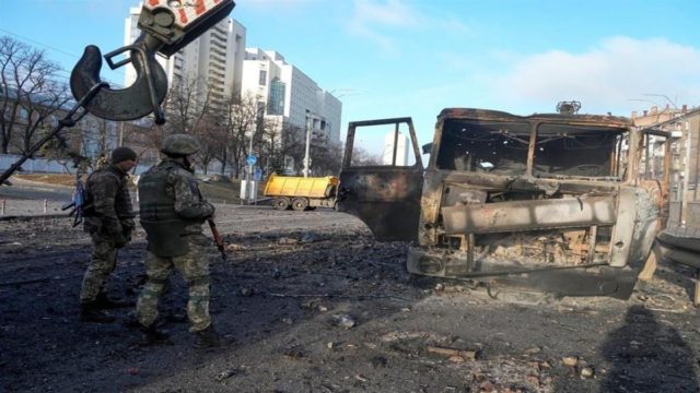 Πόλεμος στην Ουκρανία: Ναυτικός αποκλεισμός της Οδησσού από ρωσικά πλοία – Ένας νεκρός & τρεις τραυματίες από νέο χτύπημα σε πολυκατοικία στο Κίεβο (Video)