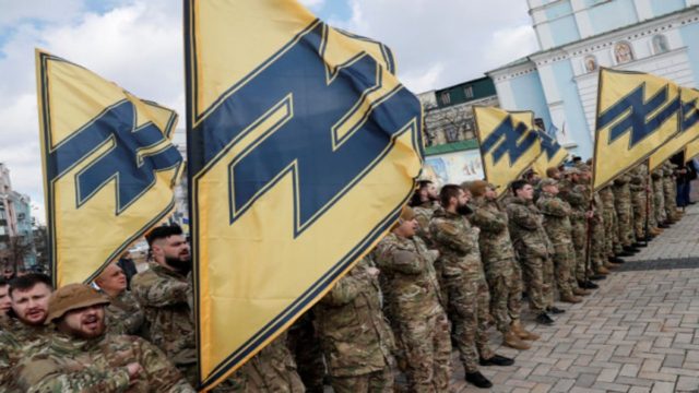 Πόλεμος στην Ουκρανία: «Οι νεοναζί του Τάγματος Αζόφ πυροβόλησαν πολίτες που επιχειρούσαν να βγουν από τη Μαριούπολη»