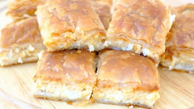 “Αμαρτωλή” τυρόπιτα με κασέρι και καπνιστό χοιρινό έτοιμη σε 15′
