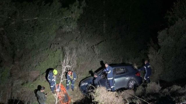 Σκηνικό τρόμου: Φοιτήτρια έπεσε σε χαράδρα 8 μέτρων – Καρέ καρέ η διάσωσή της (video)