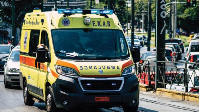 Σοκ στη Θεσσαλονίκη: Ανετράπη ασθενοφόρο στο δρόμο προς Επανομή