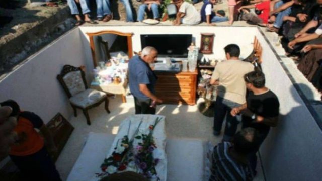 Αυτό δεν θα το πιστεύετε: Δείτε τι έβαλαν σε τάφο μεγαλο-τσιγγάνας!