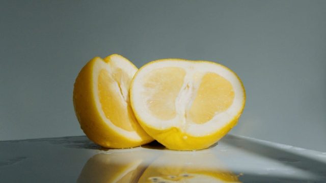 Έβαλε στο δέρμα της λεμόνι και τα αποτελέσματα ήταν φανταστικά
