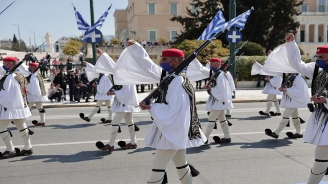 25η Μαρτίου: Ολοκληρώθηκε η μεγάλη στρατιωτική παρέλαση στο κέντρο της Αθήνας – Με Rafale για πρώτη φορά (εικόνες)
