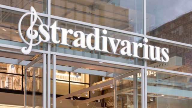 Ουρές στα Stradivarius – Αυτό το φόρεμα τα “σάρωσε” όλα