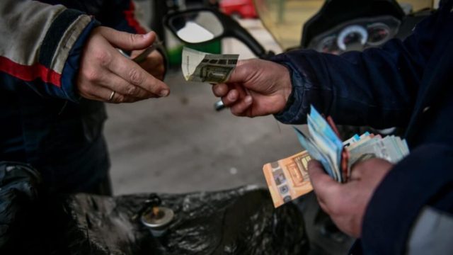 Βενζίνη: Το Twitter «γλεντάει» την κυβέρνηση για το «χαρτζιλίκι» στους πολίτες – Οι επικές ατάκες για την ακρίβεια στα καύσιμα