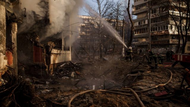 Πόλεμος στην Ουκρανία: Απαγόρευση κυκλοφορίας 35 ωρών στο Κίεβο και γενικός αντιαεροπορικός συναγερμός στη χώρα (video)