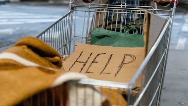 Απαράδεκτο σκηνικό στον Σαρωνικό: Παιδιά ζούνε σε κοντέινερ και αποθήκες χωρίς ρεύμα και νερό