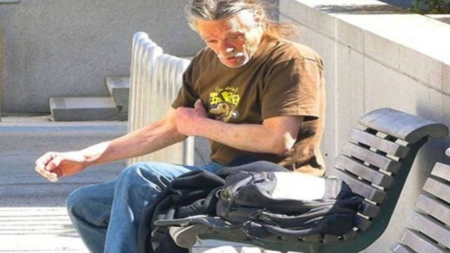 Έβαλε κρυφά στο σακίδιο ενός άστεγου χρήματα – Μόλις δείτε την αντίδραση του από το υλικό της κρυφής κάμερας θα ανατριχιάσετε (Video)