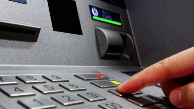 ALERT! Η νέα απάτη στα ΑΤΜ – Κλέβουν pin και χρήματα μέσα σε δευτερόλεπτα (video)