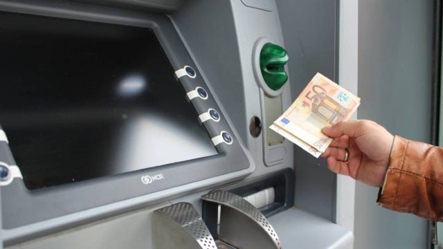Συναγερμός με νέα απάτη σε ΑΤΜ: Πληκτρολόγησε 600 ευρώ και… αντί να τα πάρει, τα έχασε!