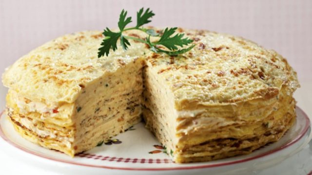 Η πιο εντυπωσιακή ομελέτα που φάγατε ποτέ σε μορφή τούρτας με λαχανικά και μυζήθρα