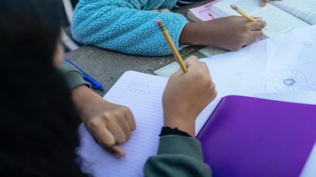 «Ο μπαμπακούλης μου…»: Η συγκλονιστική έκθεση της μικρής Ιωάννας που έχασε τον πατέρα της από κορωνοϊό (photo)