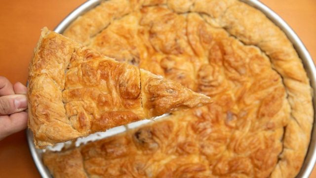 Σκέτο όνειρο! Τραγανή Βολιώτικη τυρόπιτα με κασέρι και σιμιγδάλι που θα απογειώσει τον ουρανίσκο σας