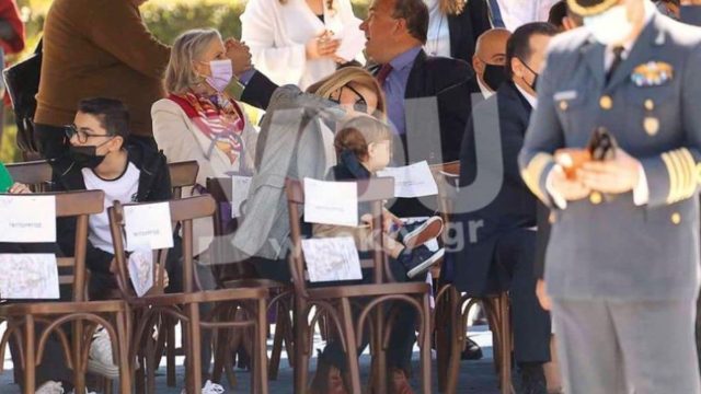 Kουκλάκι ο γιος τους: Υπέρλαμπρη η Τζένη Μπαλατσινού στο πλευρό του Βασίλη Κικίλια στην παρέλαση