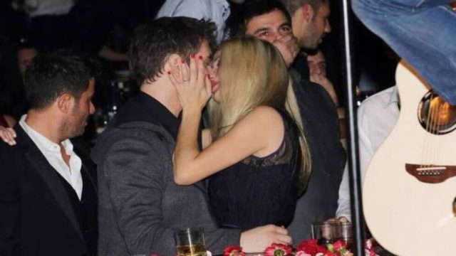 Ζέτα Μακρυπούλια: Στην αγκαλιά πασίγνωστου Έλληνα παρουσιαστή μετά τον χωρισμό της από τον Μιχάλη Χατζηγιάννη!