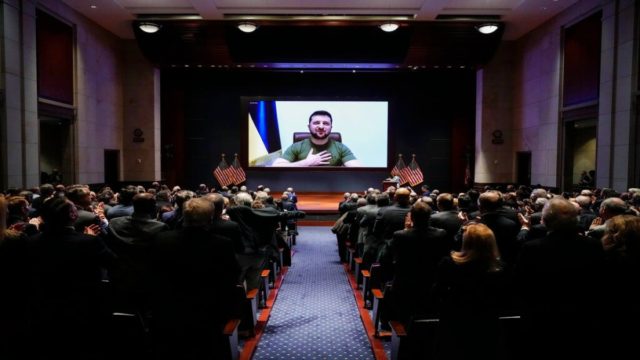 Πόλεμος στην Ουκρανία: Στο Κογκρέσο των ΗΠΑ μίλησε ο Ζελένσκι – «Βοηθήστε να προστατεύσω τους ουρανούς μας»