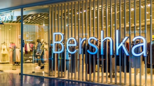Χαμός στα Bershka: Αυτό είναι το απόλυτο τζιν τζάκετ για τη φετινή άνοιξη και κοστίζει μόνο…