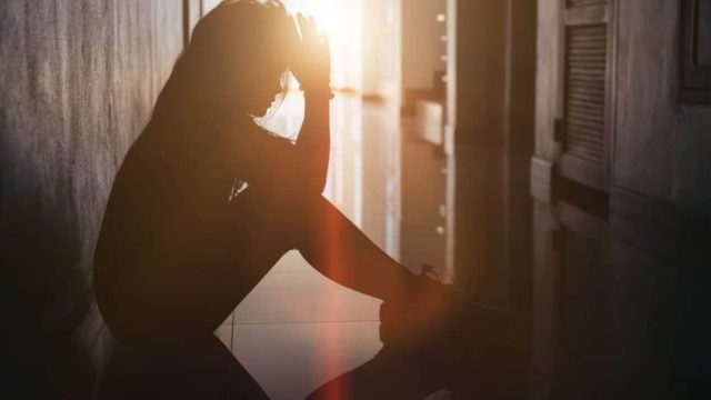 Σοκ στο Βόλο: Απόπειρα βιασμού οδήγησε 13χρονη σε αυτοκτονία με κουζινομάχαιρο