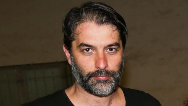 Σούσουρο με τον Βασίλη Μπισμπίκη: Οι ημίγυμνες φωτογραφίες στην παραλία που προκάλεσαν σάλο (photos)