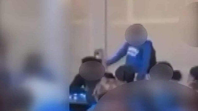 Έβγαλε τη ζώνη και άρχισε να τον μαστιγώνει – Αδιανόητο βίντεο αποθανατίζει λευκό μαθητή να κακοποιεί μαύρο συμμαθητή του (video)