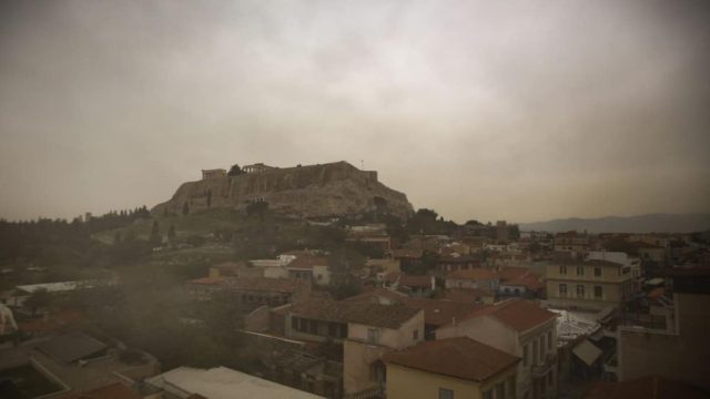 Καιρός – Η χώρα στο… κόκκινο: Εκρηκτικό «μείγμα» ζέστης, αφρικανικής σκόνης και λασποβροχής – Πόσο αναμένεται να κρατήσει (video)